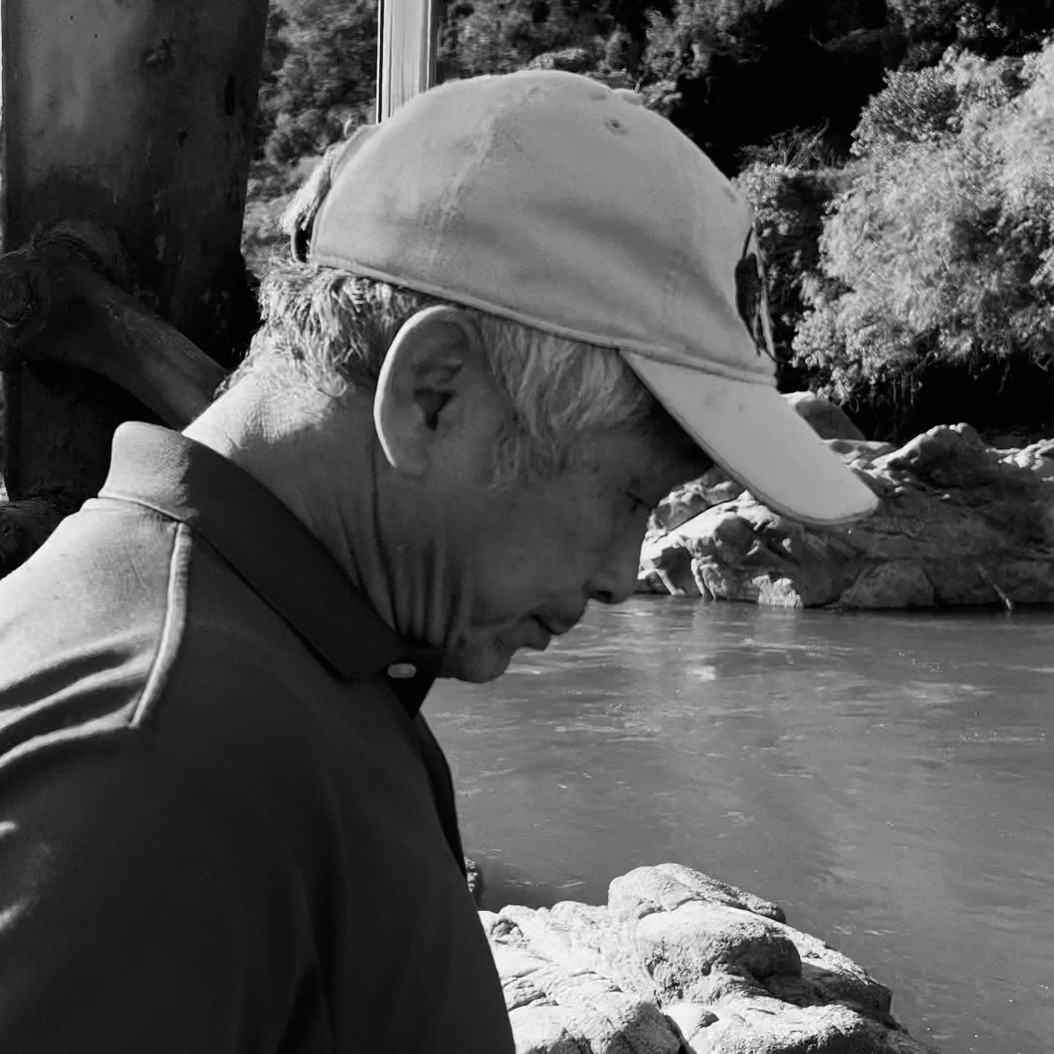川辺で佇む今本芳彦会長